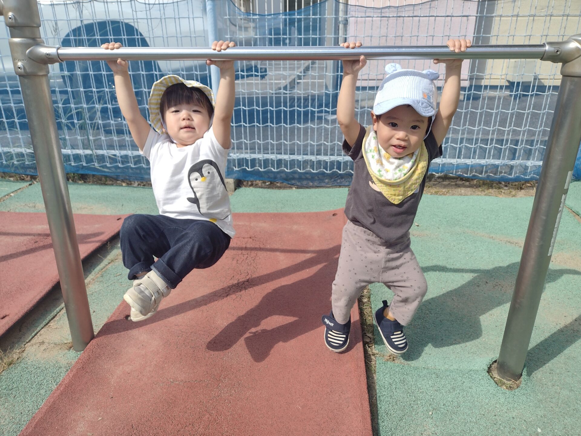 鉄棒ぶらぶらできるよー！