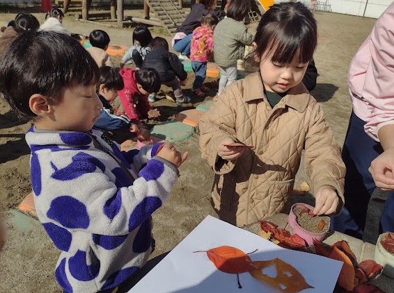 落ち葉で遊んだよ！