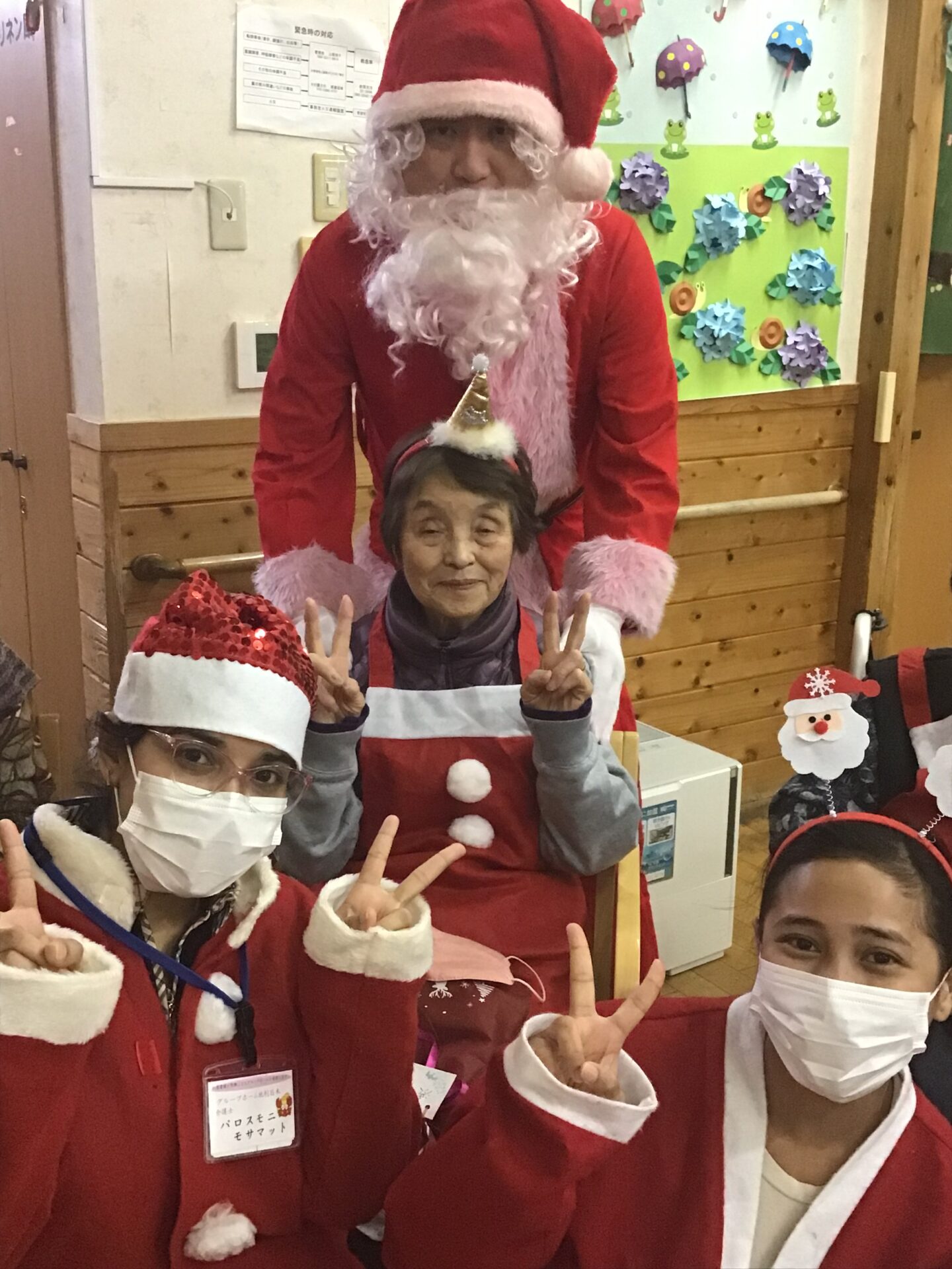 クリスマス会にサンタさんと妖精がやってきた