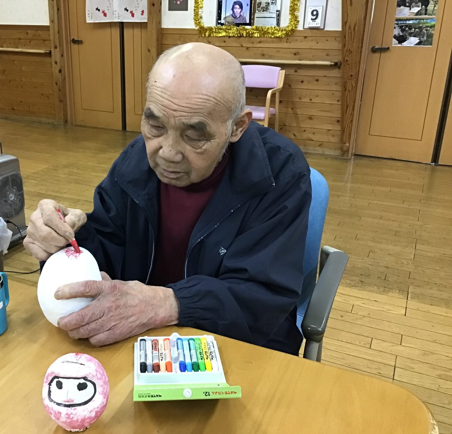 だるまさんを塗りました。