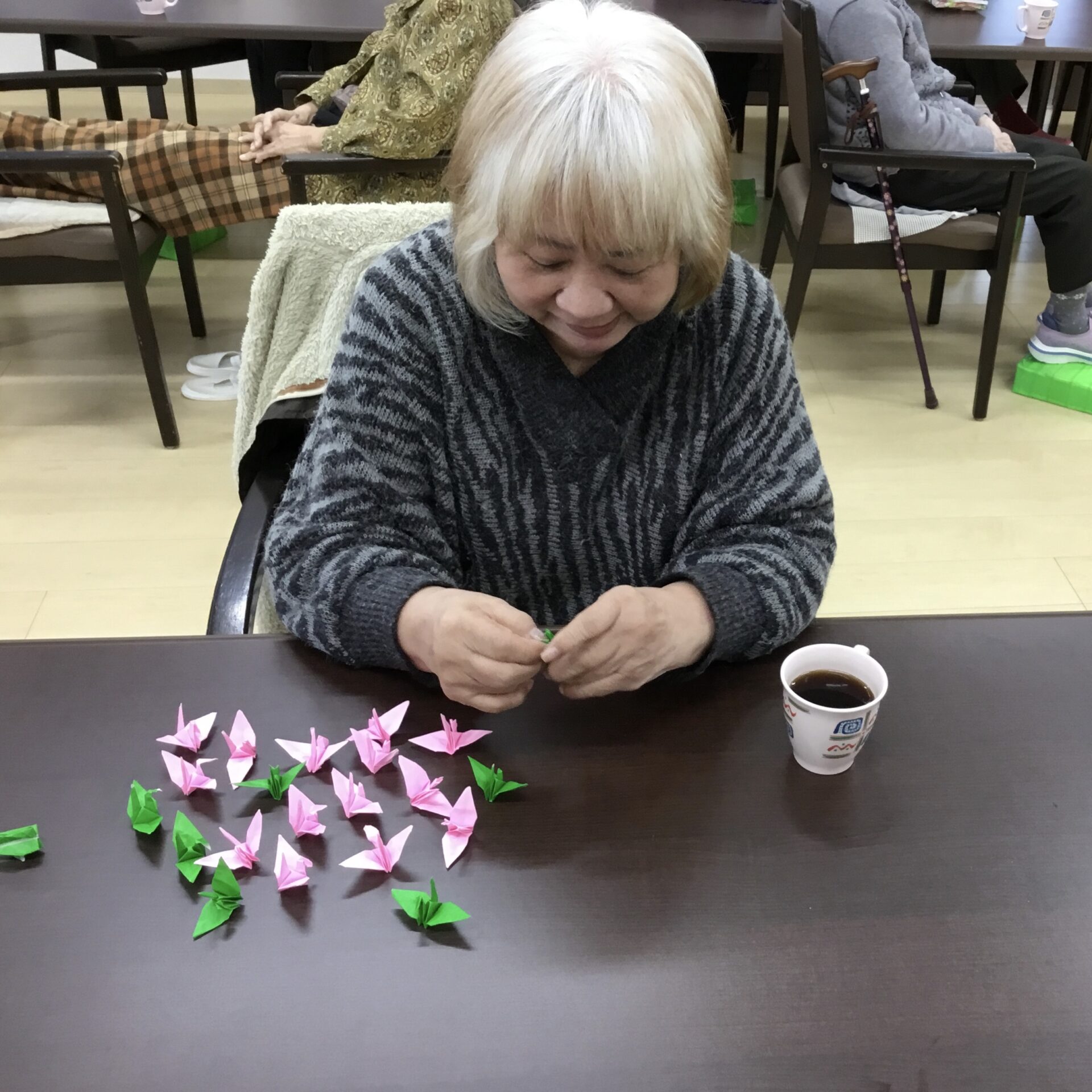 千羽鶴を折っています